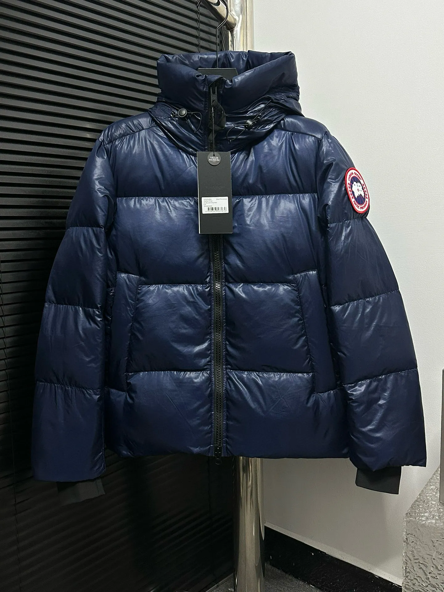 P780 [𝘾𝘼𝙉𝘼𝘿𝘼 𝙂𝙊𝙊𝙎𝙀] Canada Goose's limited new Crofton puff down jacket, top version, ceiling level Crofton soft loaf, 2024 latest style, cold protection effect up to level 4, using recycled Feather-Light tear-resistant fabric, ultra-light, no weight on the upper body at all! The unique black label highlights your temperament‼ ️ Canada Goose, a Canadian brand, has always been recognized as the warmest down jacket. Various Instagram celebrities, Internet celebrities, and celebrities often wear it for street photos. I make Canada Goose every year, but I still can't get rid of my love for it. No matter how cold the days are, there is no need to be afraid, because there is! Filled with 90% white duck down, it is the legendary warmest down jacket and is known as a must-have for Arctic outdoor sports! The most popular down jacket in the world, celebrities are rushing to buy it, it is a must-have!  Size: S~XXL